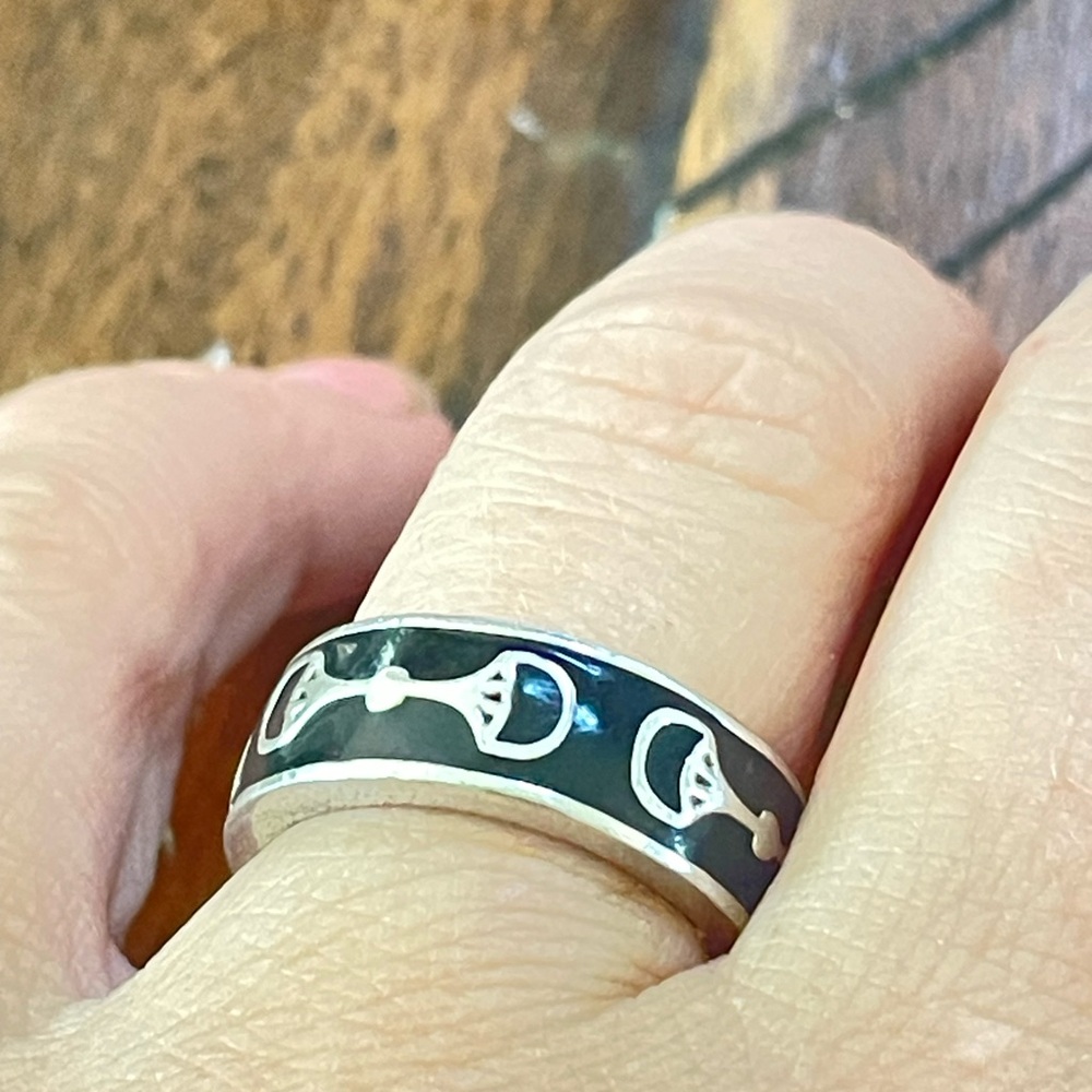Horsebit ring